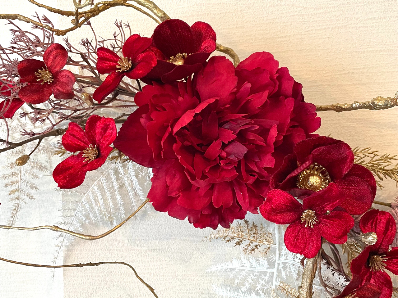 j^g̃{^ɃTẽni~YLBԂƃS[hł܂Ƃ߂܂B