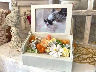 <フォトスタンド>蓋を閉めることも出来るデザイン。色次第では、お供えとしても出来きます。お花を刺すだけなのでとても、簡単。