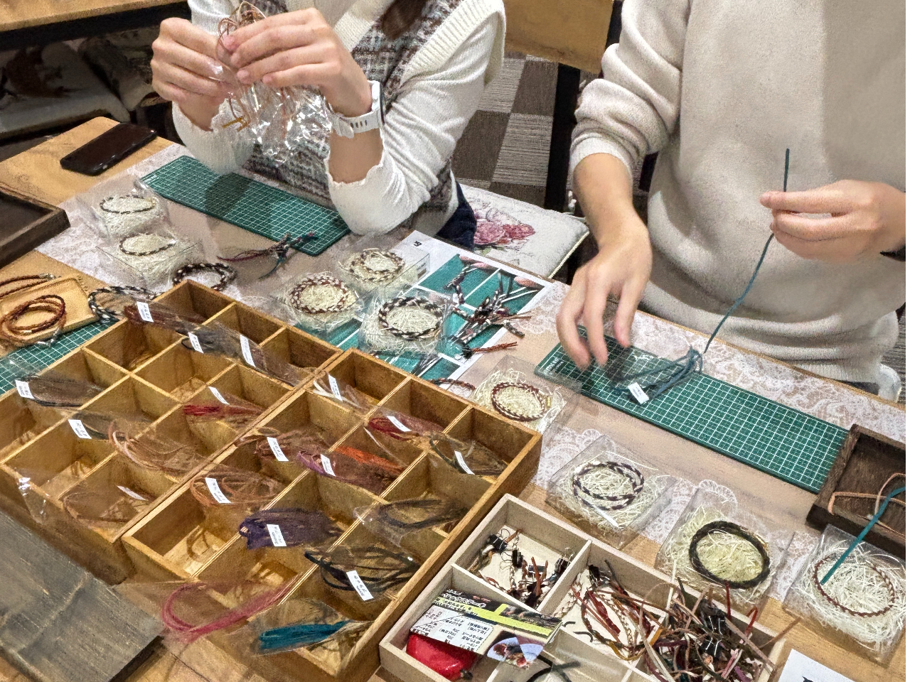 ���F�l�ŁA�J�b�v���ŁA���Ƒ��ŐF�Ⴂ�̃u���X���b�g���쐬����̂������ł��ˁ�