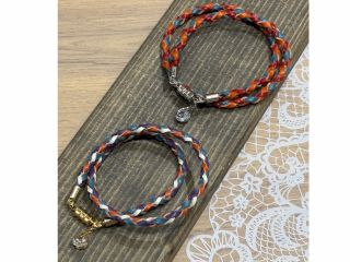 実際の完成イメージです♪好きな色を組み合わせて編んでいきます♪チャームはお好みで♪