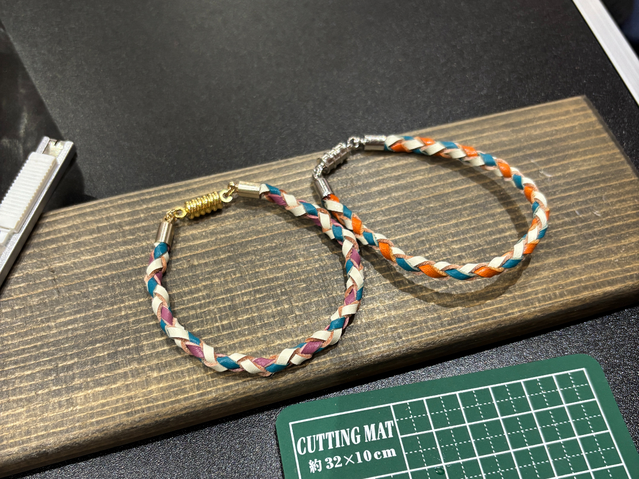 ���F�l�ŁA�J�b�v���ŁA���Ƒ��ŐF�Ⴂ�̃u���X���b�g���쐬����̂������ł��ˁ�