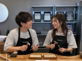 お揃いのエプロンで指輪に模様付け♪