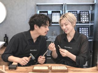 お揃いのエプロンで指輪に模様付け♪
