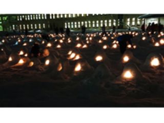 夕暮れの横手でミニかまくらと記念写真