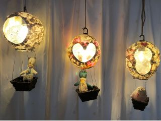 ぬいぐるみが旅する気球ランプシェード。優しいひかりで空間を彩ります。