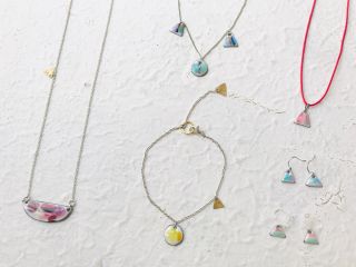 シンプルで使いやすいデザイン。やさしい色の七宝が、日常をそっと彩ります。