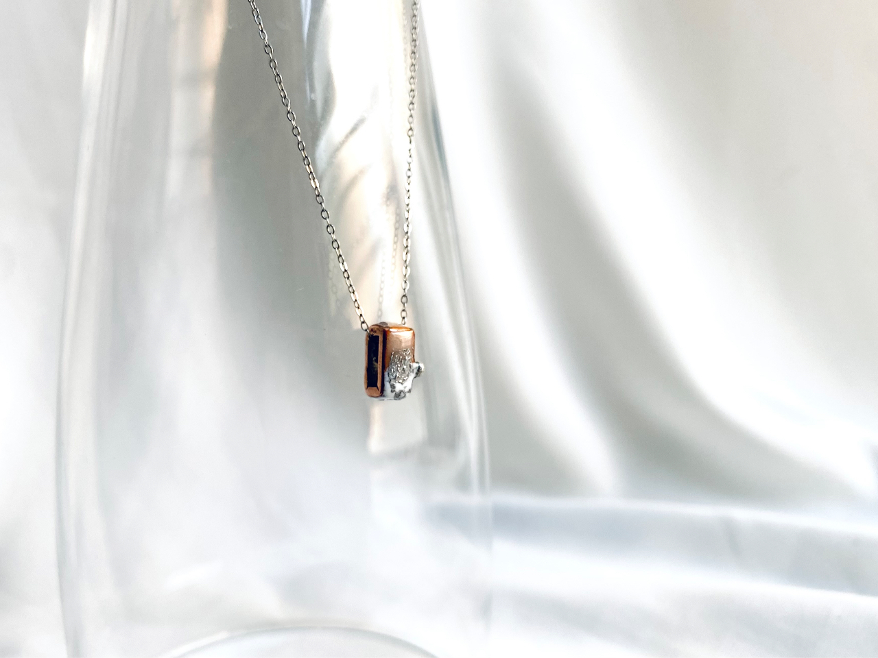 �̔��p�Ŏg�p���Ă���X�e�����X�̃`�F�[���B�����󂯂�"�L���b"�Ə�i�ɋP���܂��B