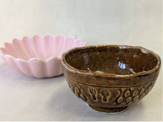 シート状の粘土から型にはめて成形していきます。