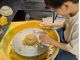 2日目:削り。器の底を削って高台(足)を作ります。