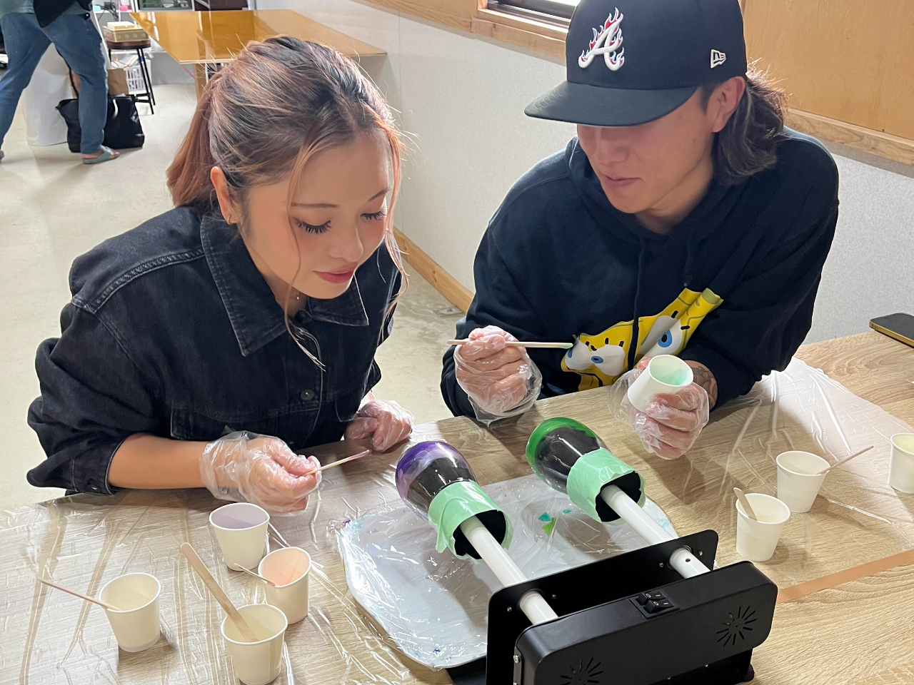 �����ȃO���X�̏�ɂ��D���ȐF�̃��W���𐂂炵�āA���E�ň�̃O���X�����܂��I