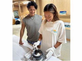 宮古島の海水を火にかけて、塩を手作りする体験です。