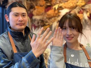 \お店にある素敵なドライフラワーの前で記念撮影できます/