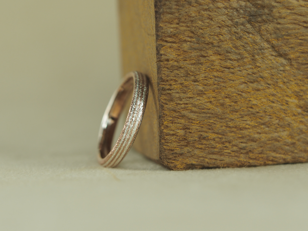 �ЂƂƂ��ē����͗l�͂Ȃ��A�܂�Ŗؖڂ̂悤�Ȗ͗l��\�����Ă��܂��B