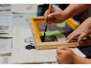 自分だけのオリジナルバッグが作れます♪体験にご使用いただくバッグの生地は(綿100%コットントートバッグ、色:ナチュラル、A4サイズが入るサイズ)