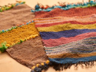 30p幅の経糸(たていと)に、40p好きな色の糸を入れてオリジナルのマットをお作りいただきます。色数の制限はありません。