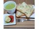 軽食の一例です。選べるトーストと野菜のスープが基本です(写真はネギトーストとカブのポタージュです)。