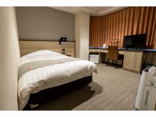 スーツケースを広げても余裕のあるお部屋です。皆さまに快適にお過ごしいただけるよう心がけております。(※写真のお部屋とは異なる場合がございます)