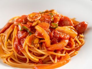 もっちりとしたスパゲティにソーセージや野菜のうま味を閉じ込めたケチャップが絡む昔懐かしい味わいです。