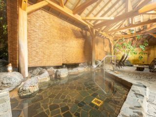 【露天風呂】自然岩を設えた露天風呂にのんびり浸って、心も身体も癒される贅沢な時間をお楽しみください!