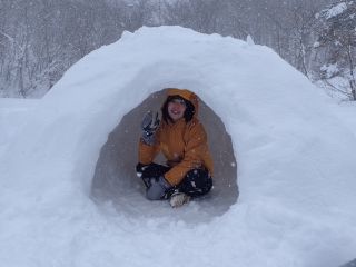 カマクラの中でティータイムです。