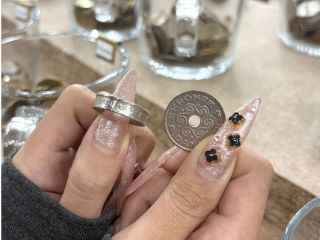 コインが指輪に大変身!? 世界のビンテージコインから作る「コインリング体験」