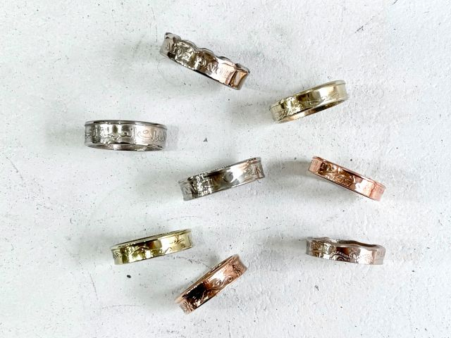 �R�C���̕������̂܂܎w�ւ̃f�U�C���ɁB�R�C���ɕ`���ꂽ�u�����v�u���̊G�v�u�n�[�g�̃}�[�N�v�ȂǗl�X�ȃf�U�C��������A�I�Ԏ��Ԃ����ł��y�����ł��B