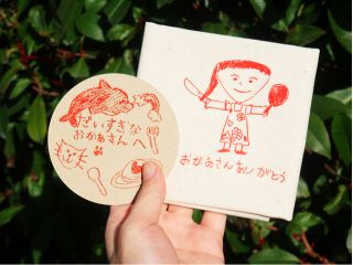 シルクスクリーンで自分の描いた絵でハンカチとメッセージカードをつくろう!