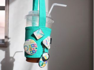 缶バッジやピンズ、ハメパチでデコって自分だけのカラフルカップホルダーがつくれる!