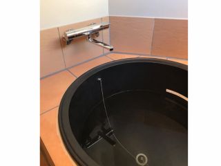 もちろん水風呂もあり!(温水もいけます)プライベートサウナだから「自分の感覚で」ゆったり楽しめます…!