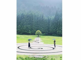 ここは「太陽の道」と呼ばれる北緯34度32分――空と大地が交わり、光が静かに降り立つ場所。光と影はここで寄り添い、風と大地は囁き交わし、芸術と自然は静かに溶け合