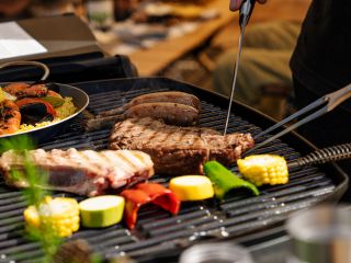 本場Weber社のガスグリルで豪快調理 分厚いお肉もジューシーに焼き上がる!初心者でも手軽に本格的なBBQが楽しめます