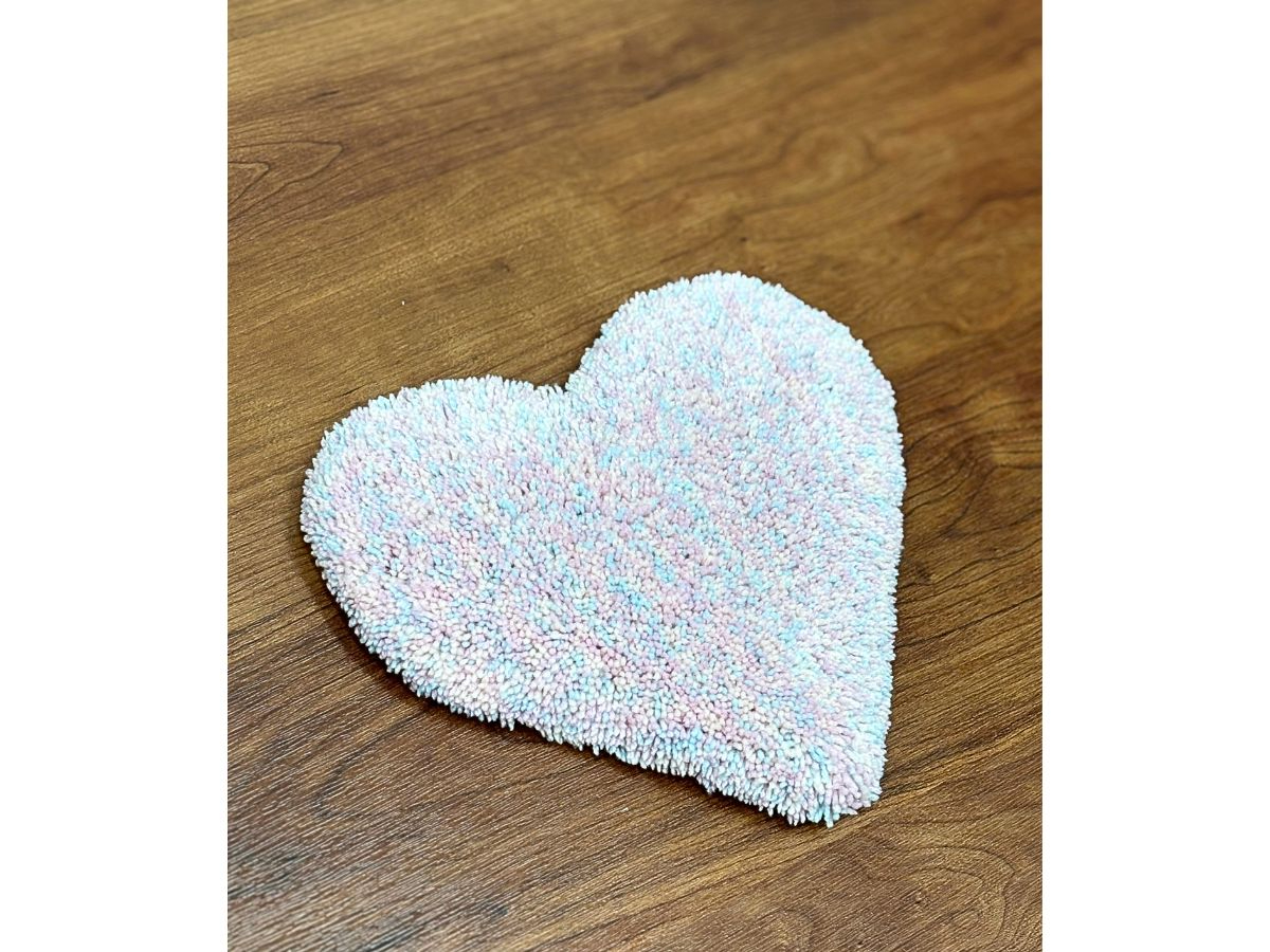 6��ނ̃V���G�b�g�f�U�C���̒�����I�сA�D���ȐF�̖ю��������Đ��삵�܂�