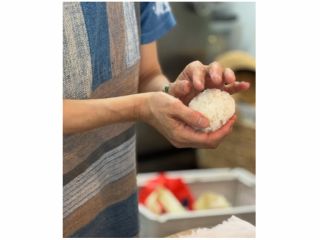自分の手で握ってたべる、矢祭米のおにぎりは格別なおいしさ