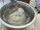 こんにゃくを練る作業