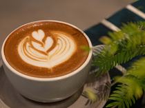 �����̌��ɉf����A�~���N�t�H�[�����������J�t�F���e