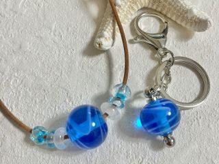 ガラスを溶かして作るとんぼ玉。