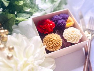 黒米入りのおはぎに白餡ベースのフレーバーあんを絞って作るおはぎボックス。体にやさしい素材を使ったグルテンフリースイーツです。