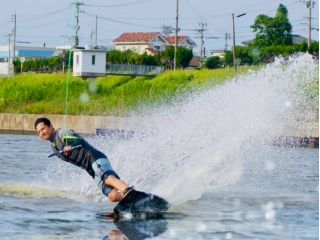 \安定した水面と静かな環境は、福岡市内や北九州エリアからのアクセスが良く、日帰りレジャーとして気軽に参加できます/