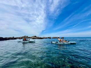 場所は、三河湾の仁崎海水浴場です。内海で波・風の影響を受けにくく、パドリングには素晴らしい立地です。砂浜から出艇・着岸もできるので、怪我のリスクも低く安心です。