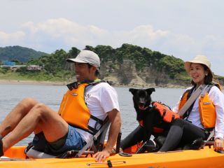 ワンちゃんも一緒に海上カヤックツーリング!足漕ぎカヤックでワンちゃんも安全です。場所は、三河湾の仁崎海水浴場です。内海で波・風の影響を受けにくいエリアです。