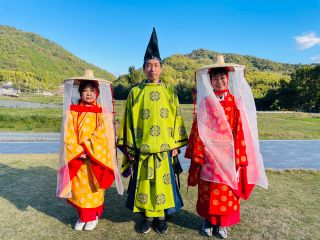 カフェの芝生エリアから見える緑豊かな景色で記念撮影をお楽しみください