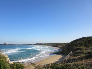 雄大に弧を描く自然の浜をネイチャーウォーク「ひびきコーストトラック」