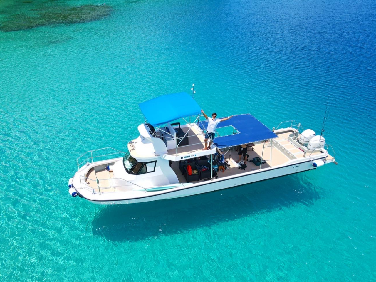 トイレ、シャワー、更衣室を完備した自社ボート