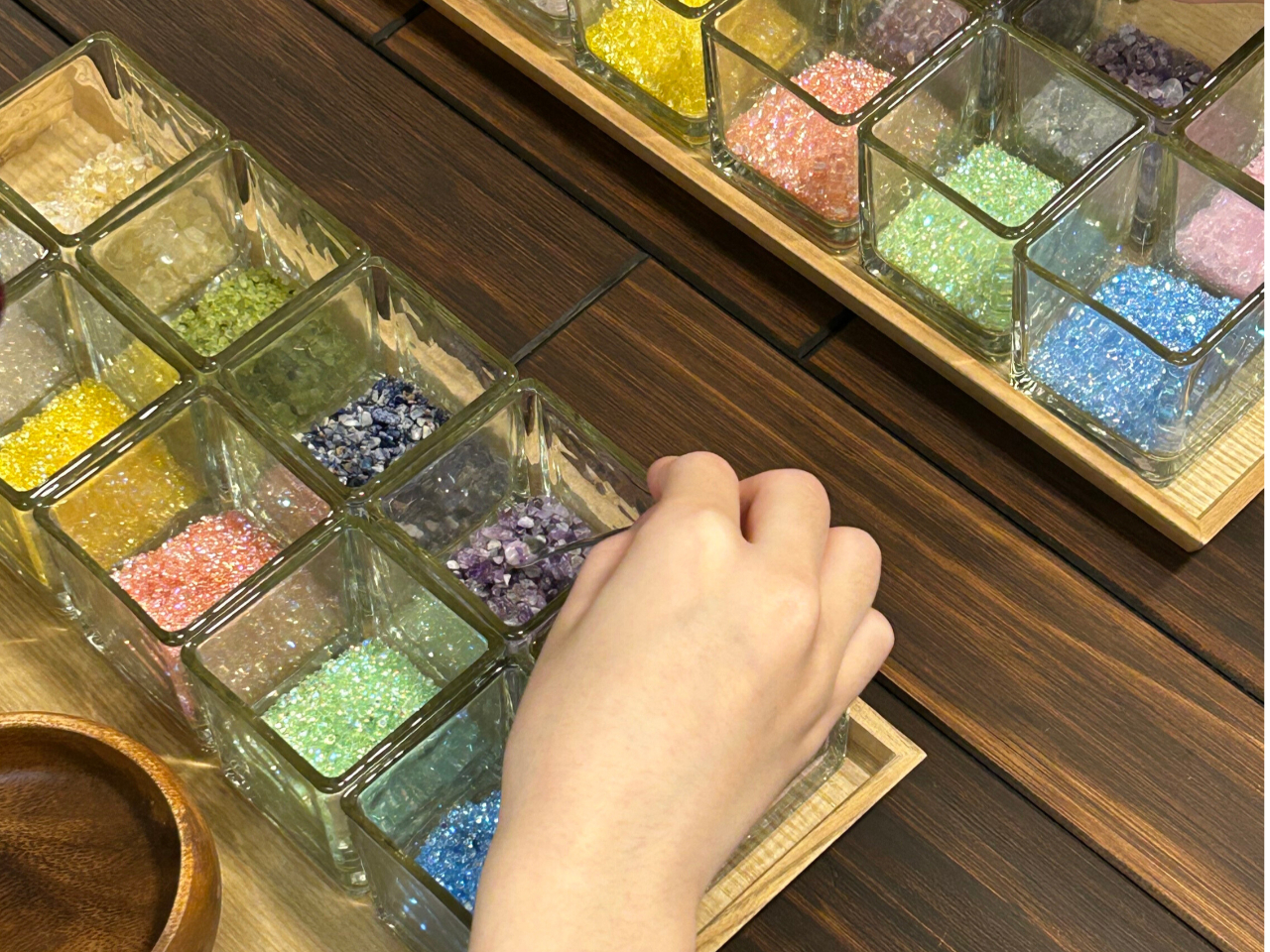 �K���X�{�[���ɓ����O�Ƀf�U�C�����l���܂��B