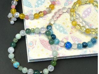 50種類以上の天然石からお気に入りを選んでオリジナルブレスレットを作って京都の思い出としてお持ち帰りください