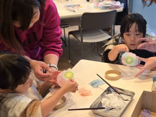 和紙を張ってちょうちんを作ってます