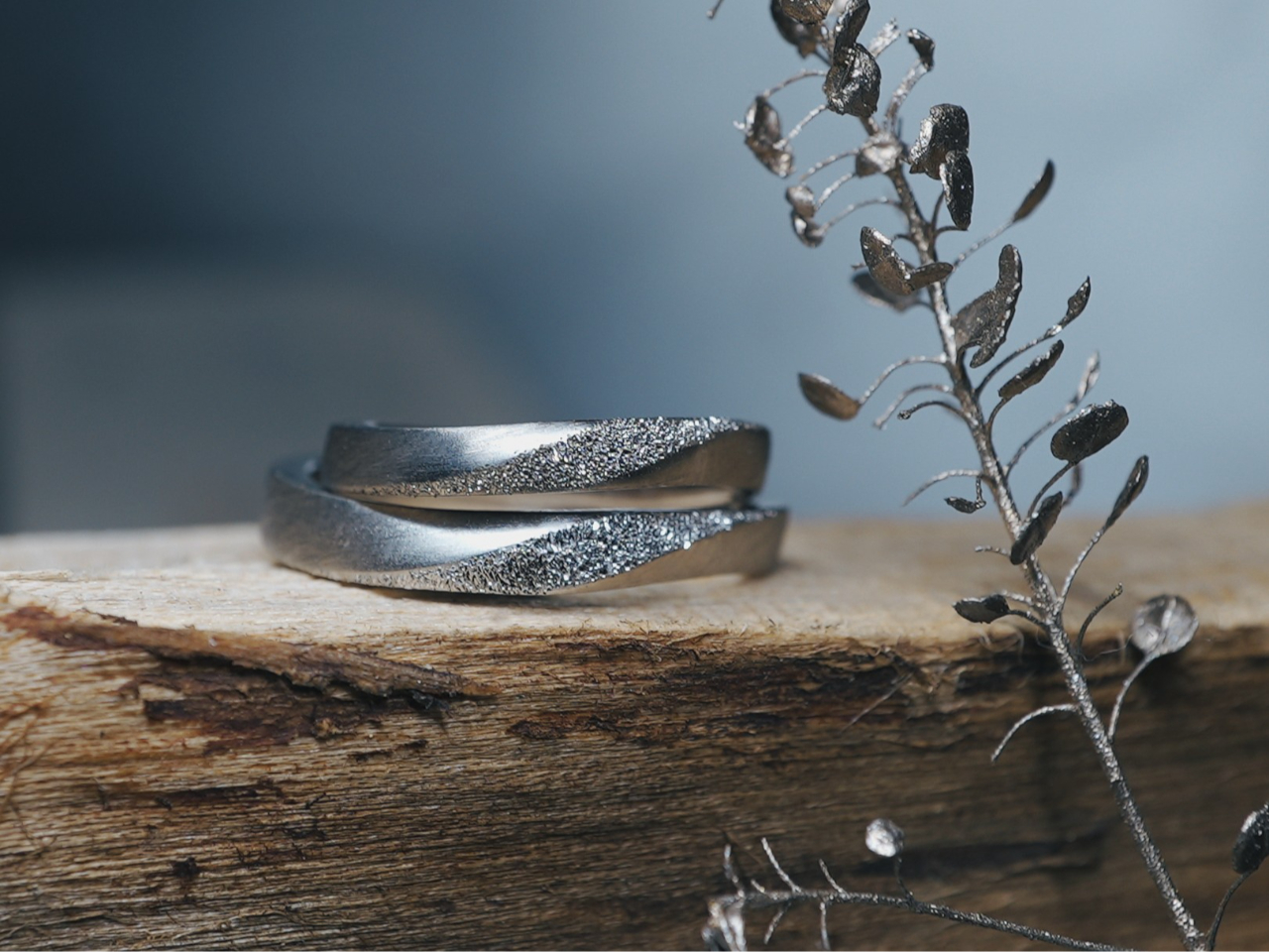 �\�ʉ��H���{�����ƂŁA�w�ւ̕��͋C�̓O�b�ƕς��܂��B�����e�i���X���ɕ\�ʉ��H�̕ύX���\�Ȃ̂ŁA�����I�ɂ͂��̑��̕\�ʉ��H���y���߂܂�