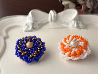 お好きな色で薔薇のようなブローチがお作りできます