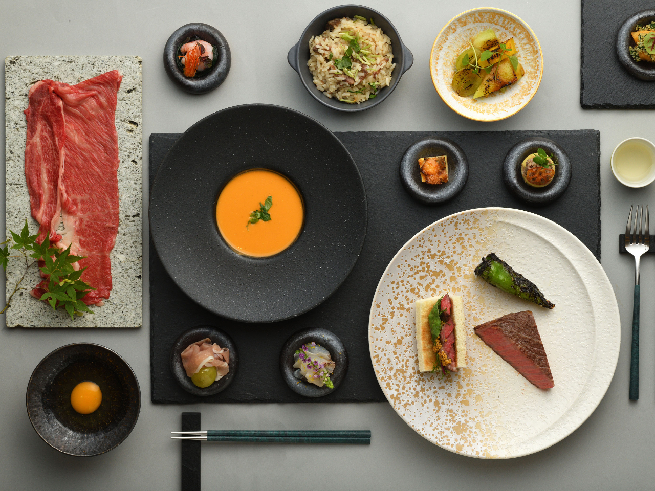 【厳選和牛コース】香り立つ炭火焼&絶品すき焼き!目の前で仕上げる和牛を堪能