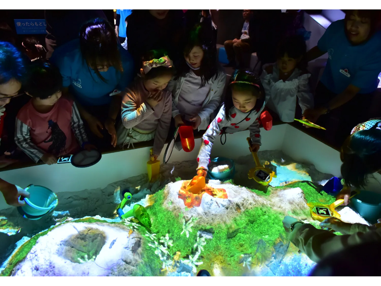 �ySAND PARTY�z AR���V�сB���̌`��ɍ��킹�āA�܂�Ŗ{���̑�n�̂悤�ɎR��C���o������݂炢�̍���B��p�̃A�C�e���ŁA��T���₢�����̂̊ώ@���悤�I